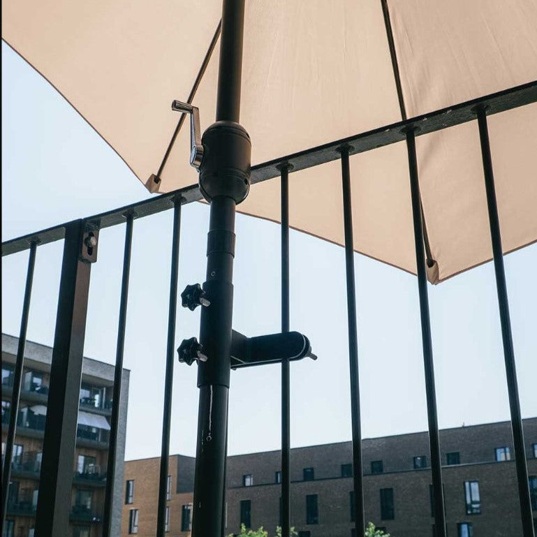 Sonnenschirmhalter Balkon senkrechte Streben, mattschwarz, Metall, Schirmstock 18-38mm